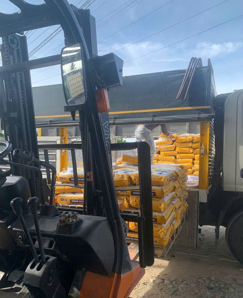 Xe nâng đưa pallet keo ra xe