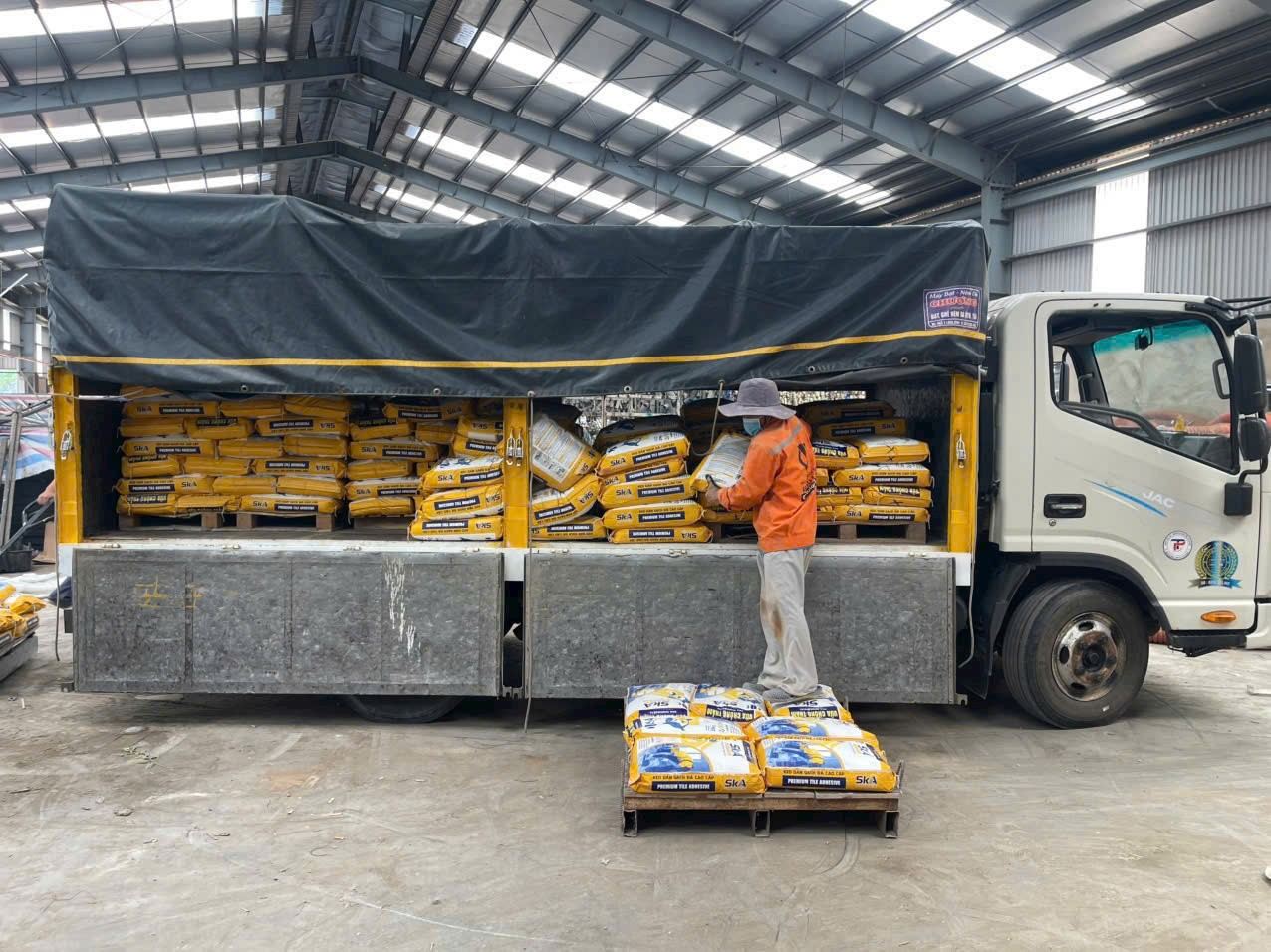 Xếp hàng lên xe tại kho nhà máy